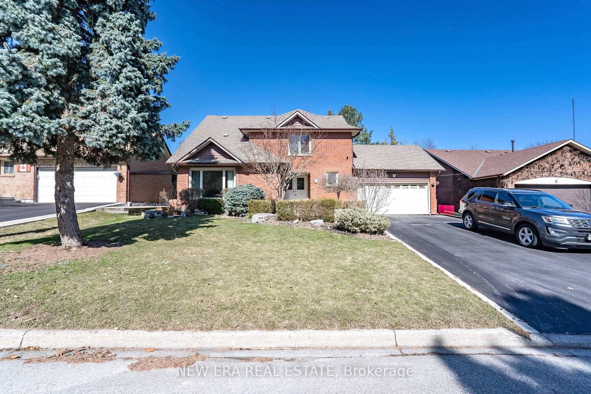 Stunning 4 Bedroom Home in Prestigious Parklane Estates !