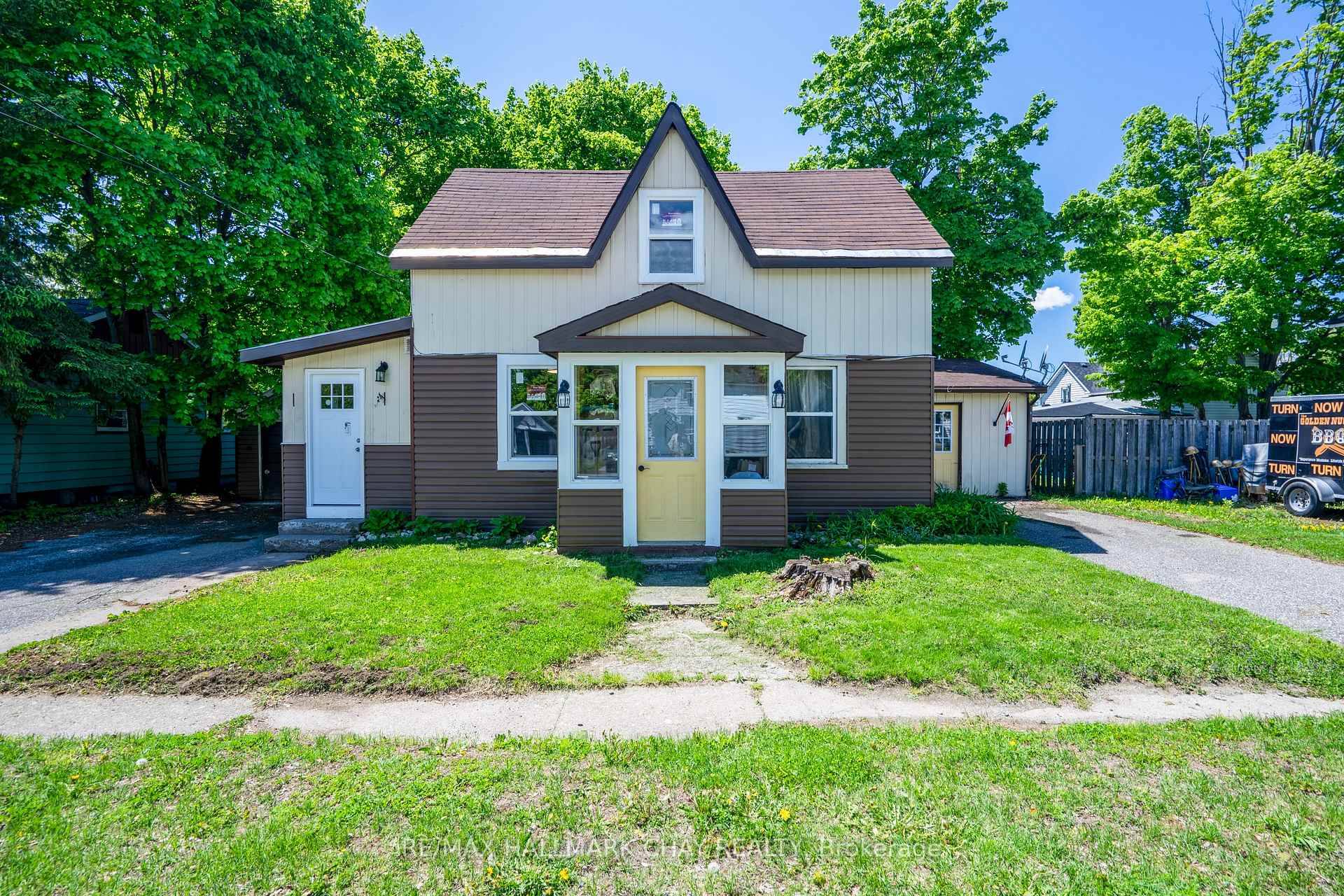 Discover this fully legal, income generating duplex located in the heart of Gravenhurst, an ideal opportunity for investors or first time buyers looking to offset their mortgage.