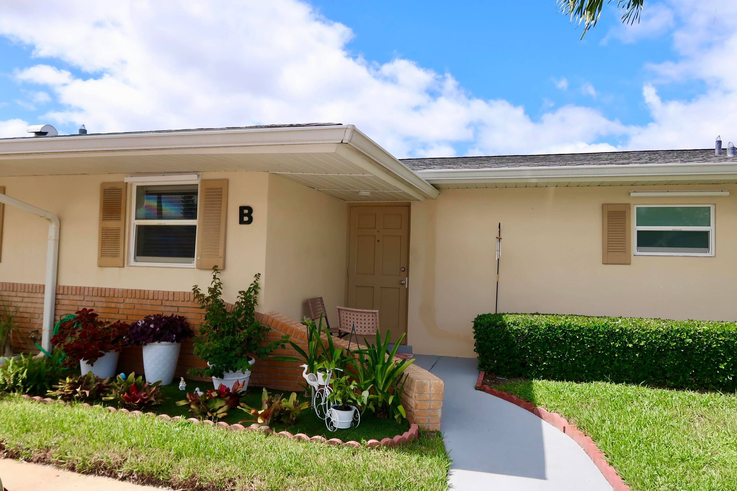 Beautifully remodeled 1 bedroom, 1 bathroom villa located in the desirable 55 community of Barkley Villas in the heart of West Palm Beach !