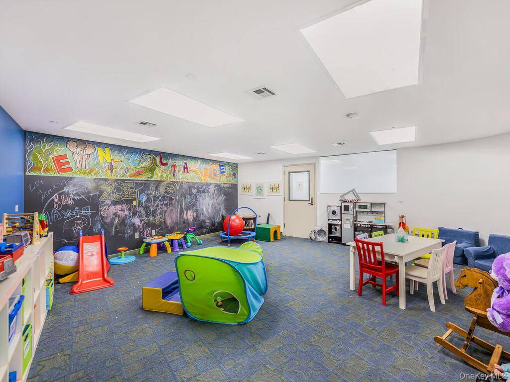 ONE OF A KIND BROKERS PRESENT PENTHOUSE UNIT C The Enclave On Oxford is a one of kind building here in Riverdale.