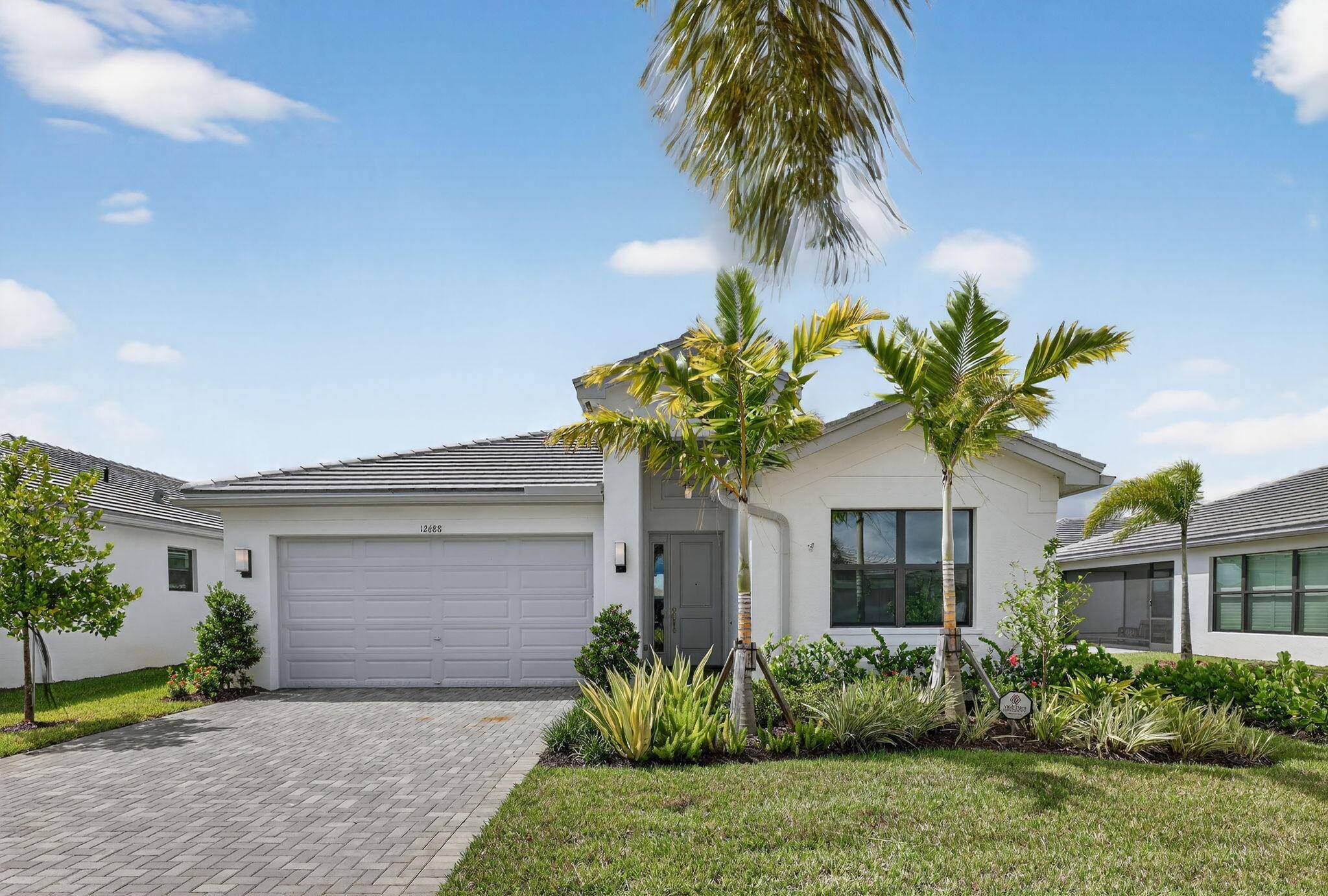 Light and bright single story lakefront home in highly sought after Valencia Walk.