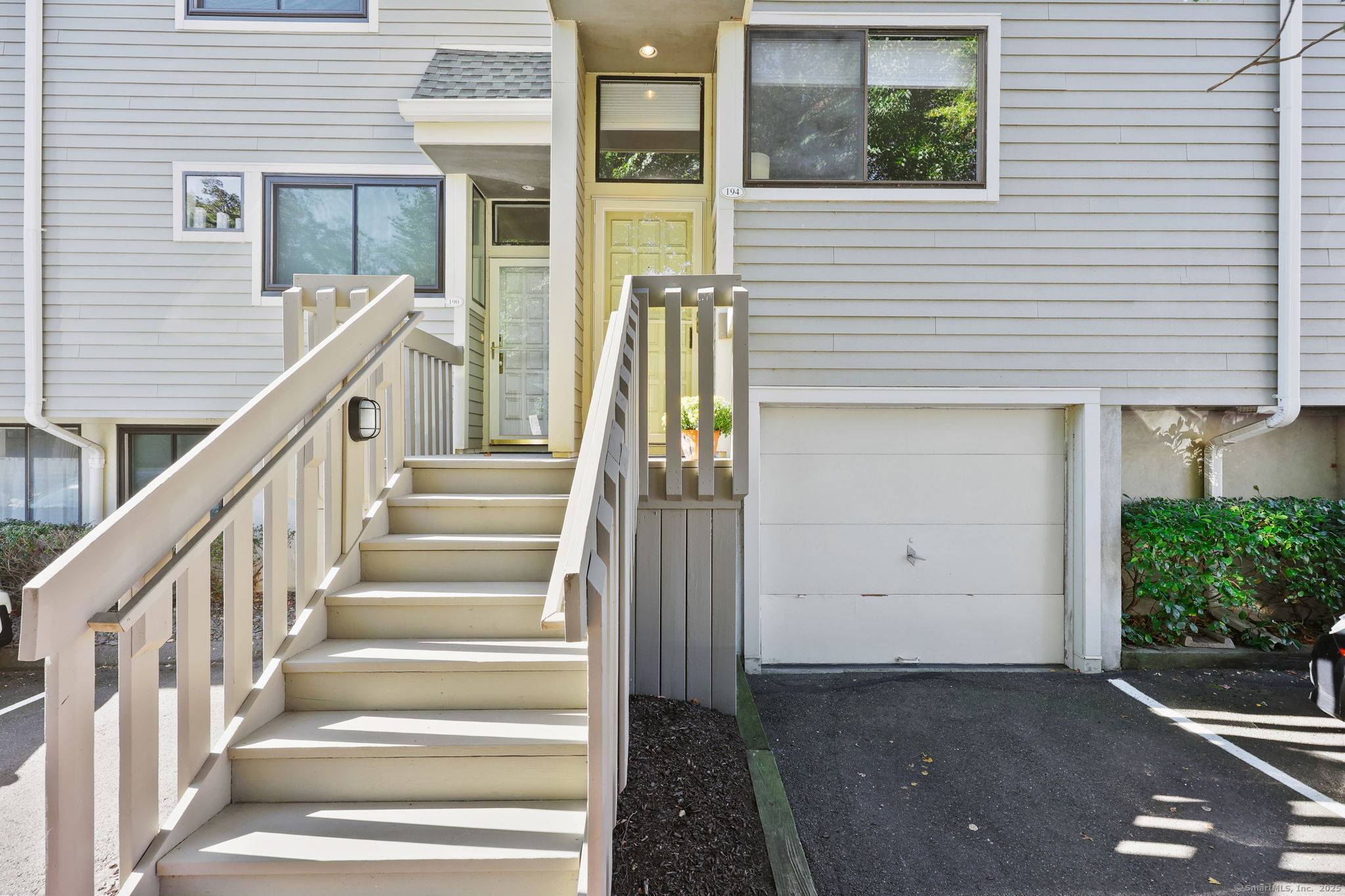 Sunrise Hill Townhouse bright, spacious and full of amenities !