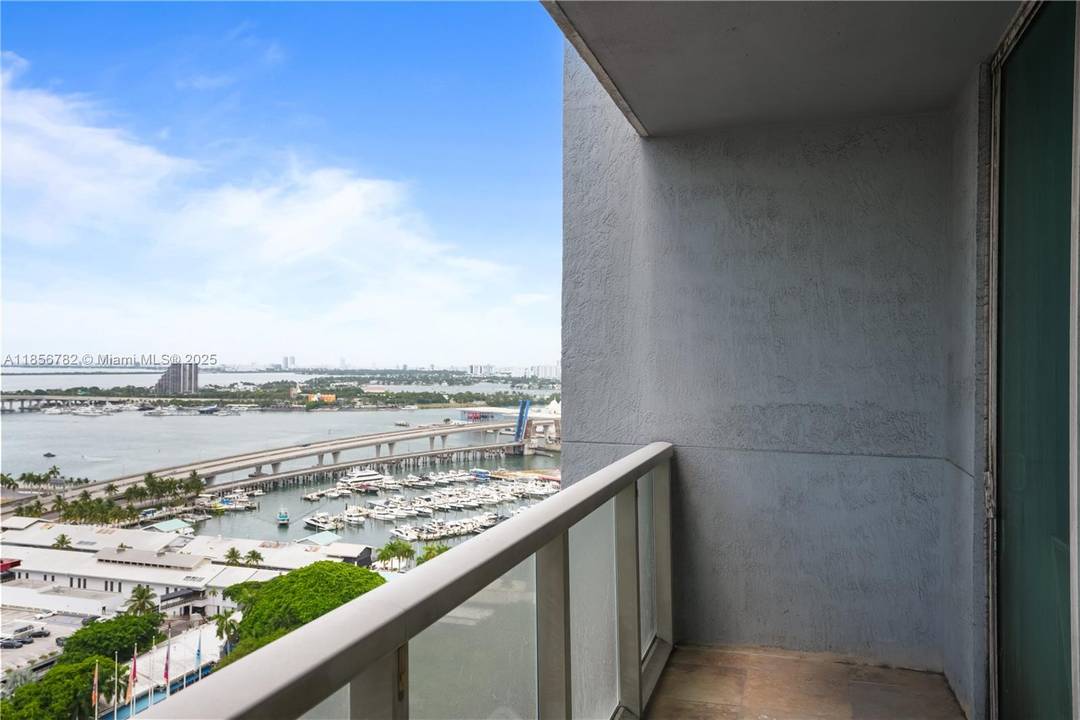 Motivated seller Welcome to your luxurious urban oasis in the heart of Downtown Miami !