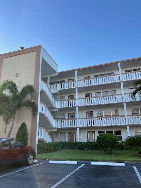 Don't miss this THIRD FLOOR unit !