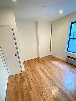 NEW LISTING, BEAUTIFUL UNIT, LAUNDRY IN BUILDING Here is your chance to get an amazing apartment in NYC s competitive market.