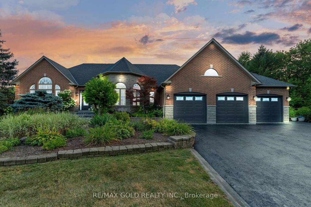 Stunning Custom Built Bungalow !