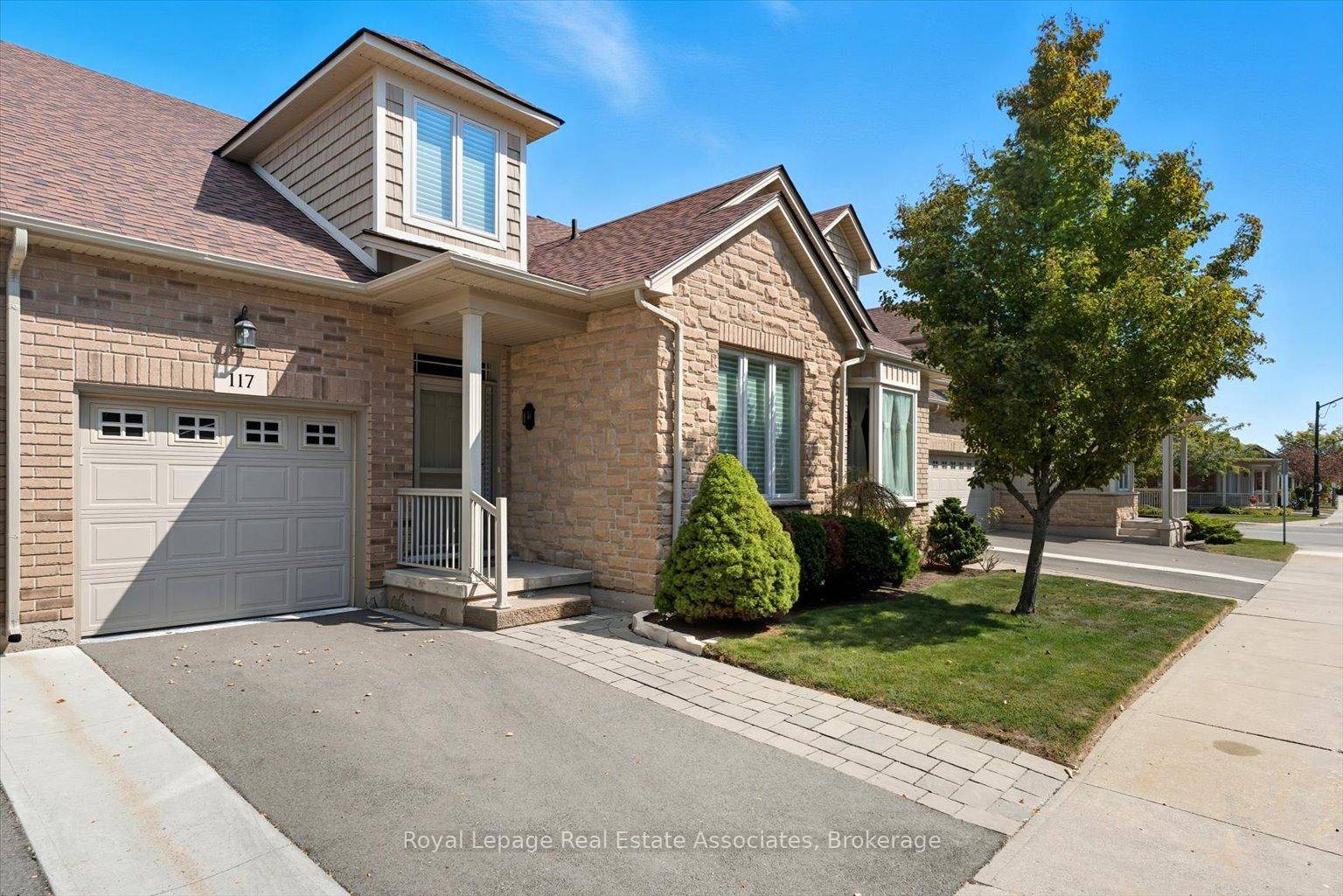 Beautifully maintained bungaloft in the highly sought after Villages of Brantwell, a mature lifestyle community known for its welcoming atmosphere and convenient location.
