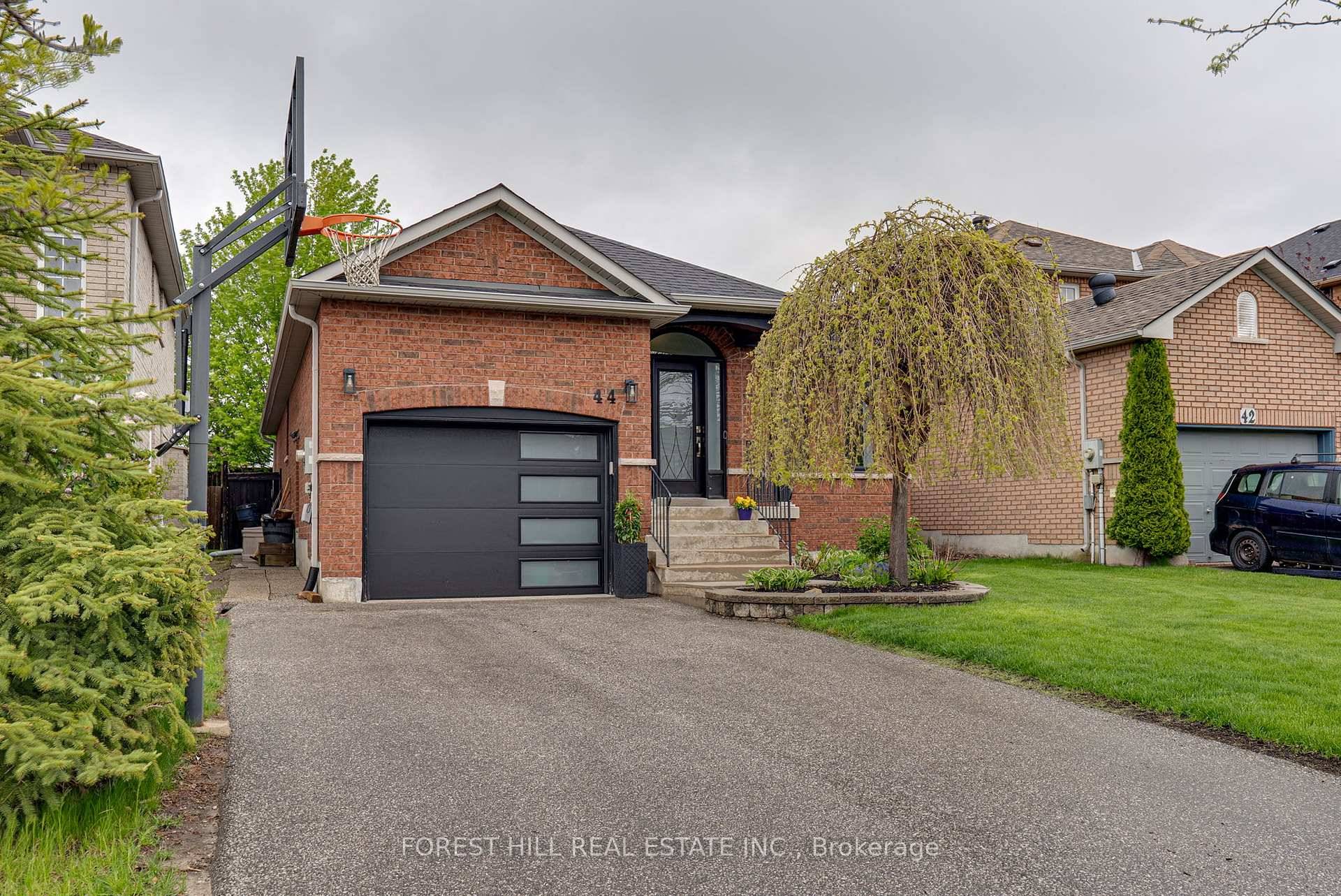 Stunning 3 1 Bed, 3 Bath Bungalow in South Barrie !