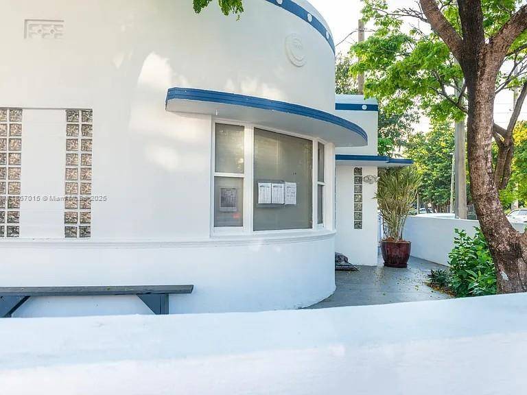 Immaculate 1 bed 1 bath plus den Apartment Home located across the street from the beach and the largest North Beach park, boardwalk, close to many restaurants, cafes and shops.