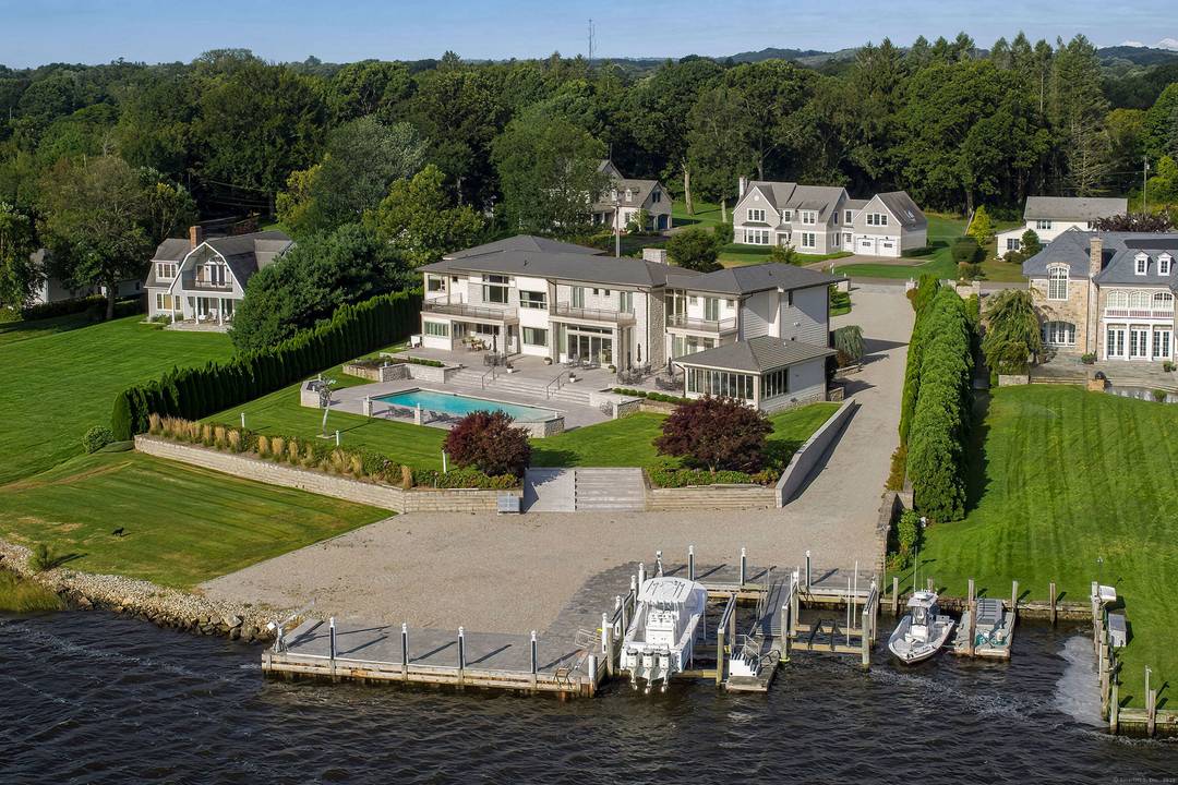 YOUR OWN PRIVATE COUNTRY CLUB !