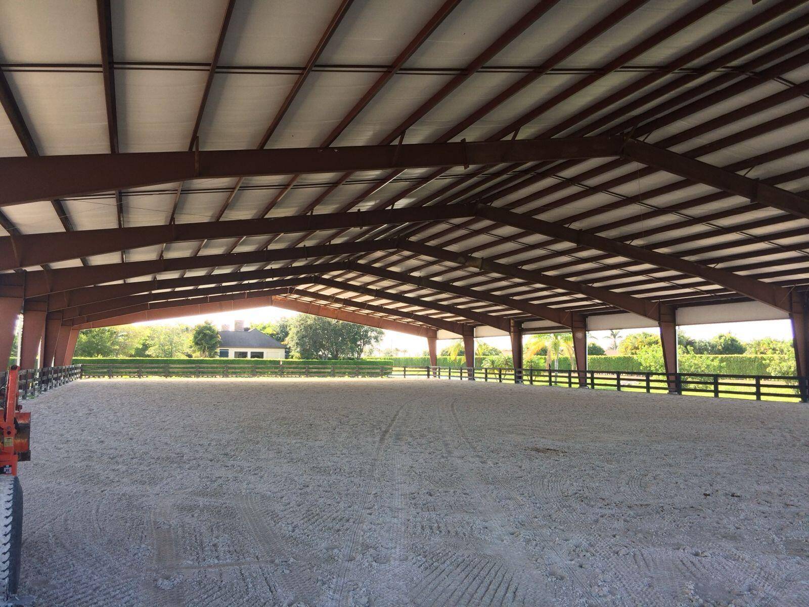 Want to spend the winter in hacking distance to WEF AND with a covered arena ?