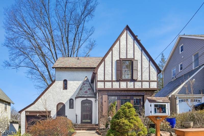 Welcome to this charmer in a sought after neighborhood of Maplewood !