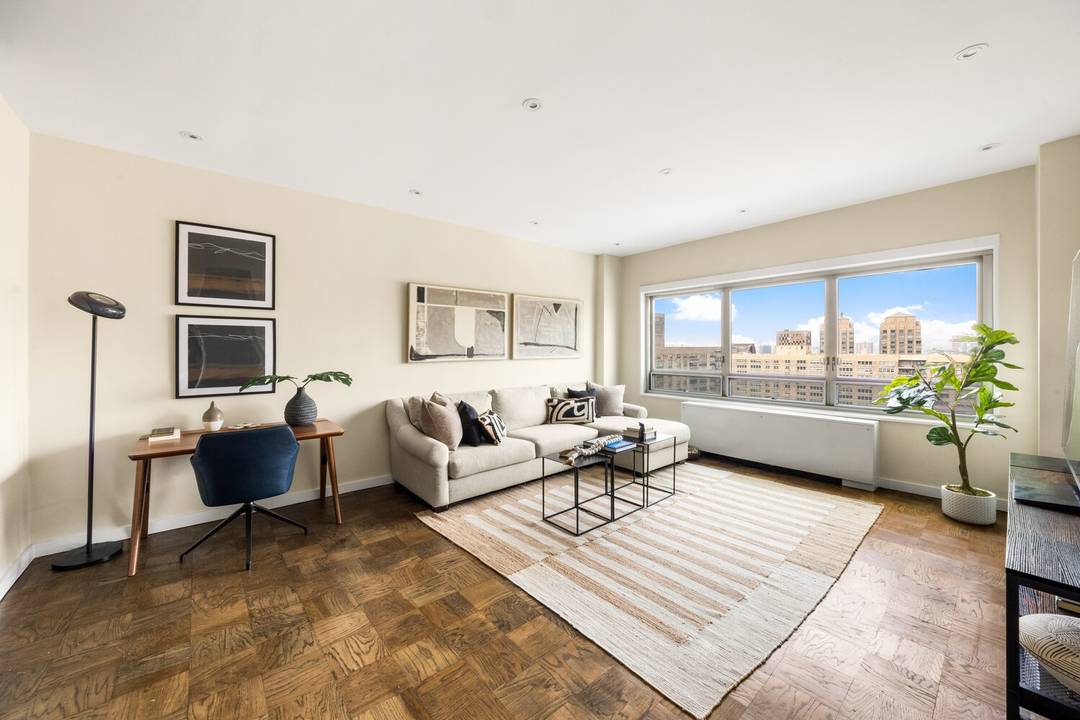 This bright and quiet top floor one bedroom at Lincoln Towers offers great natural light, western exposure, and open city and river views.