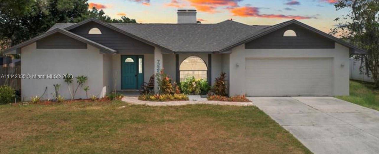 Step right into a comfortable and modernized residence in the coveted Ridgemont area of North Lakeland.