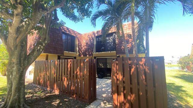 This beautifully upgraded 2 bedroom, 2 bathroom townhouse in Palm Springs neighborhood, Ideally located just 15 minutes from the ocean and steps away from vibrant shops and restaurants.