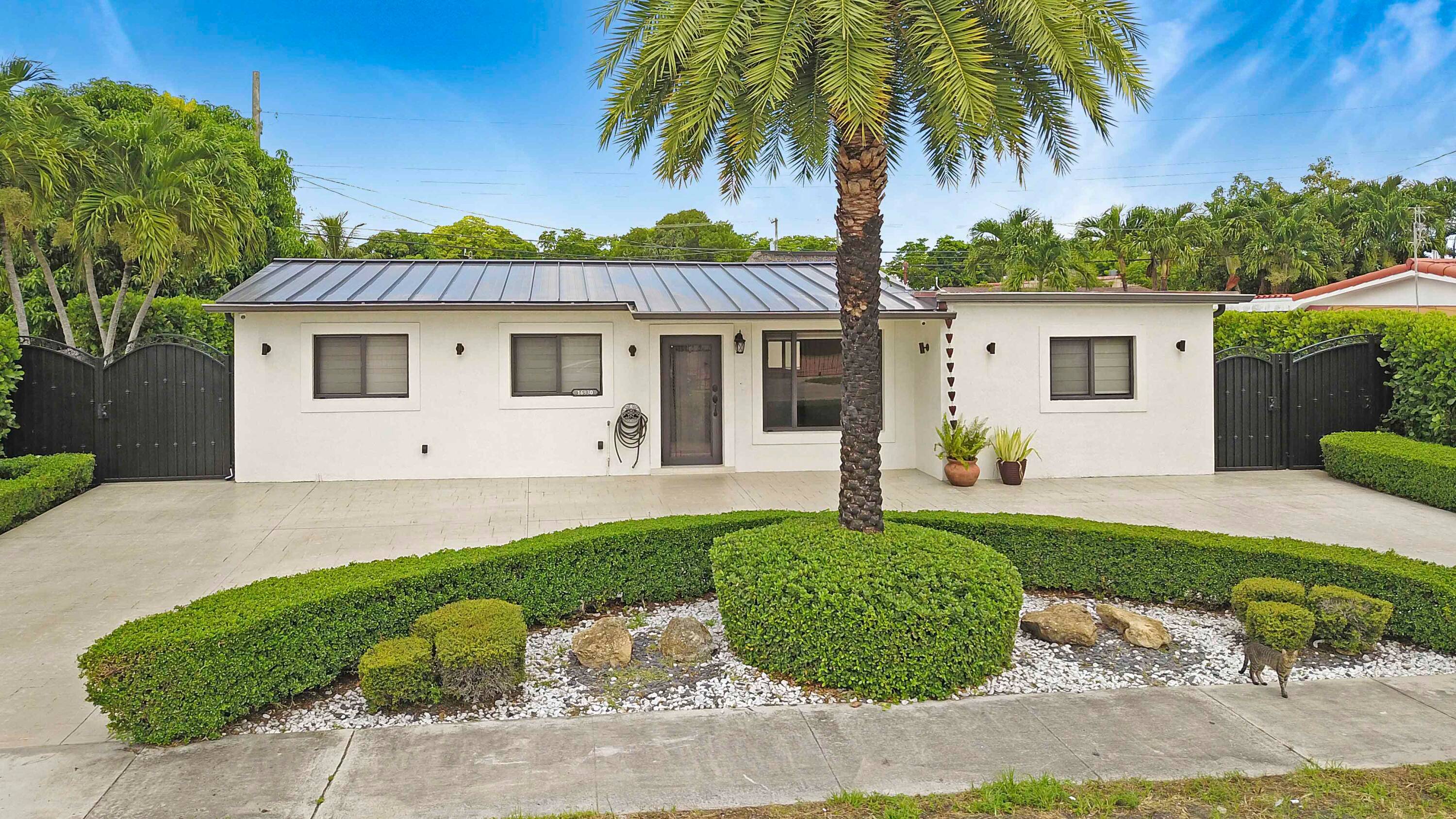 Looking for a move in ready home with an in law suite, a stunning kitchen, and plenty of space to entertain ?