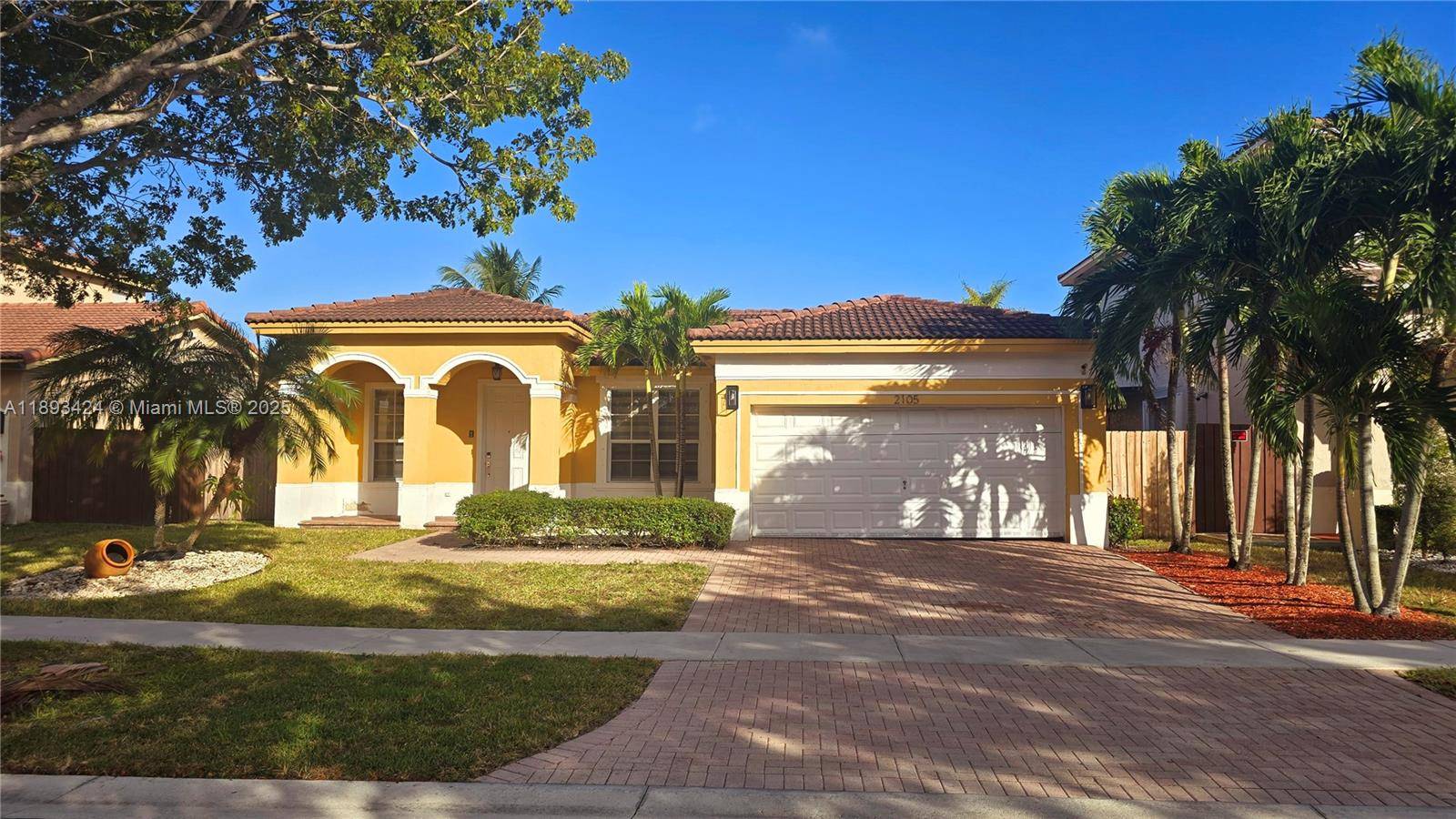 HUGE HOUSE 4 BEDROOMS, 2 BATHROOMS WITH A PRIVATE BACKYARD AND ENTRANCE ON THE SIDE.
