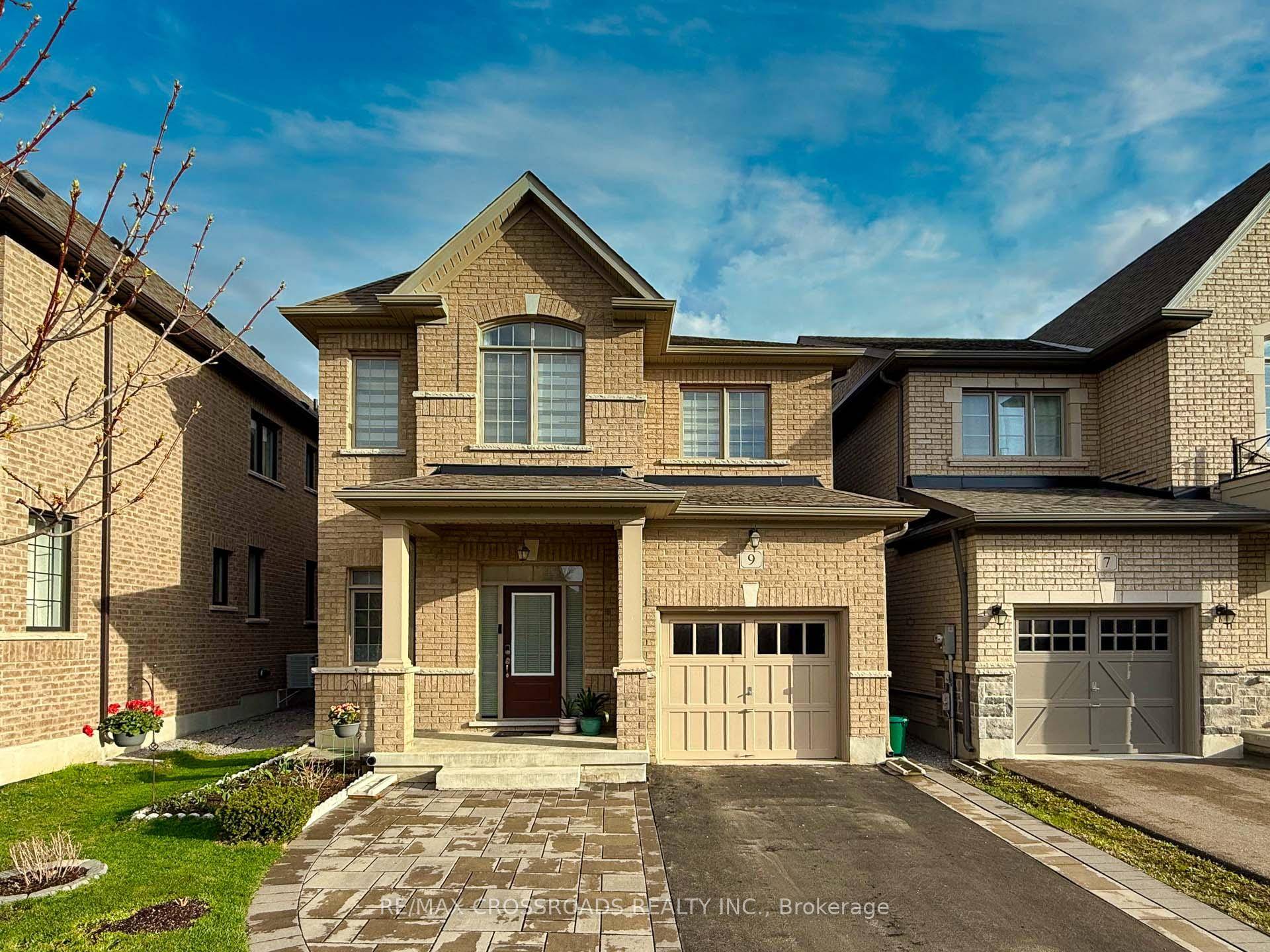 Stunning 4 bdrm home by Greenpark amp ; Vogue on a fully fenced premium lot in Sharon Village !