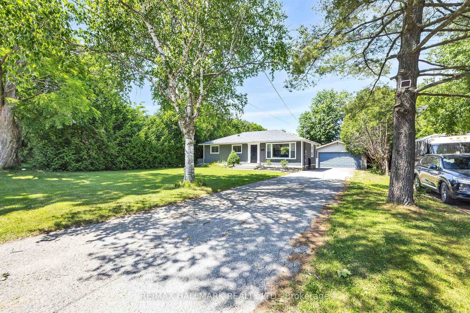 Charming 3 bedroom bungalow in the heart of Sharon !