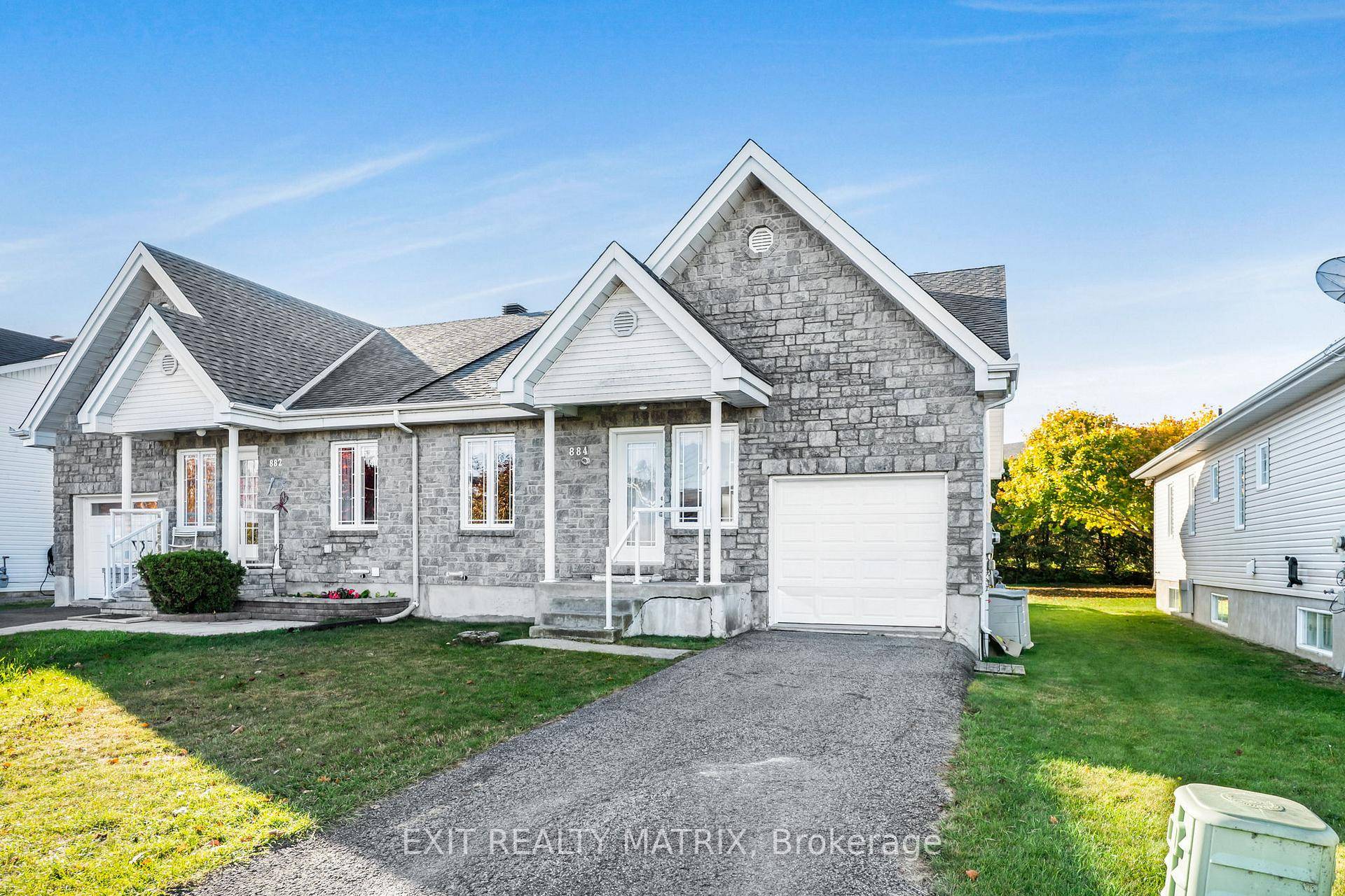 Charming Semi Detached Home on a Quiet Dead End Street Nestled in the peaceful west end of Hawkesbury on a low traffic street, this lovely 1 1 bedroom semi detached ...