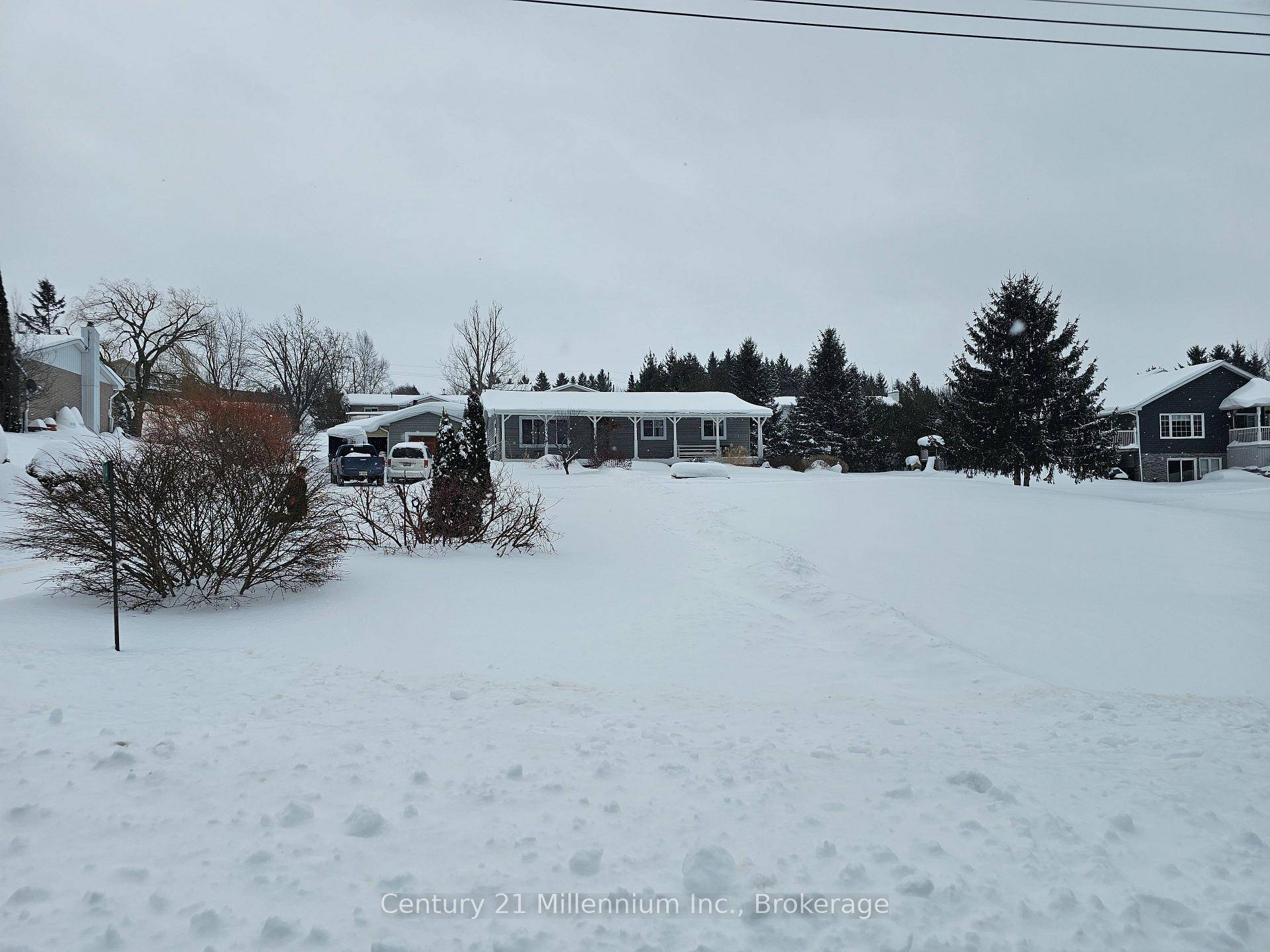 Located in the Holms Hill subdivision, this 4 bed home enjoys a view of the shimmering waters of Georgian Bay.