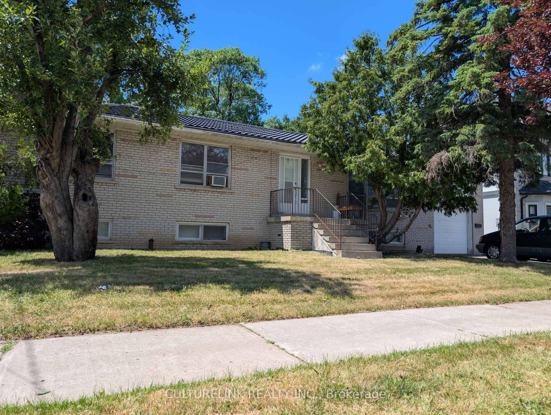 Bright, Spacious, Quite, Clean amp ; Comfortable Home At Super Location, Steps To TTC, Subway, Schools, Banks, Supermarkets, Centre Point Mall, Convenience To All, Tenant Pays 60 of All Utilities,