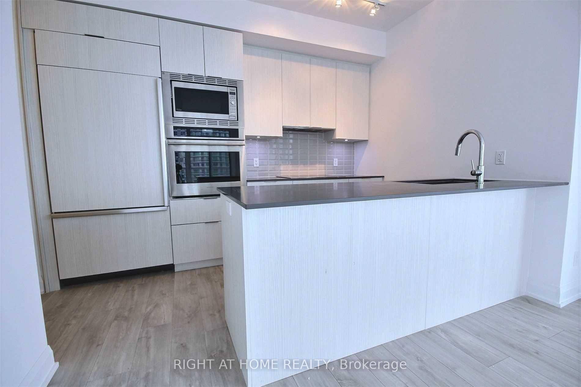 Luxury Corner Suite At Lago At The Waterfront, Offering Over 1000 Sq Ft Of Elegant Living Space With Breathtaking Panoramic Views Of Lake Ontario And The Toronto Skyline.