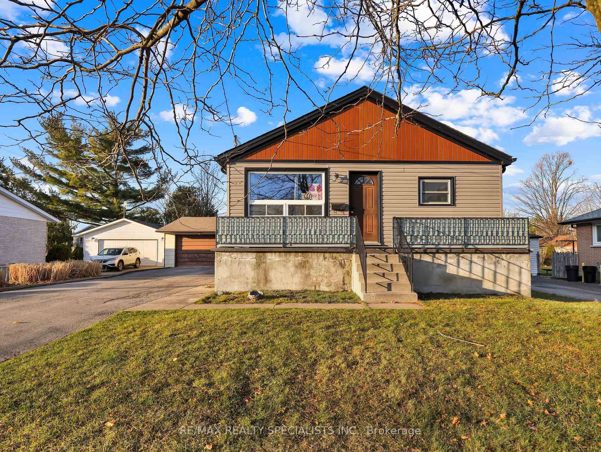 Clean 3 3 bedroom, 2. 5 bathroom Perfect property for either investors or a large family !