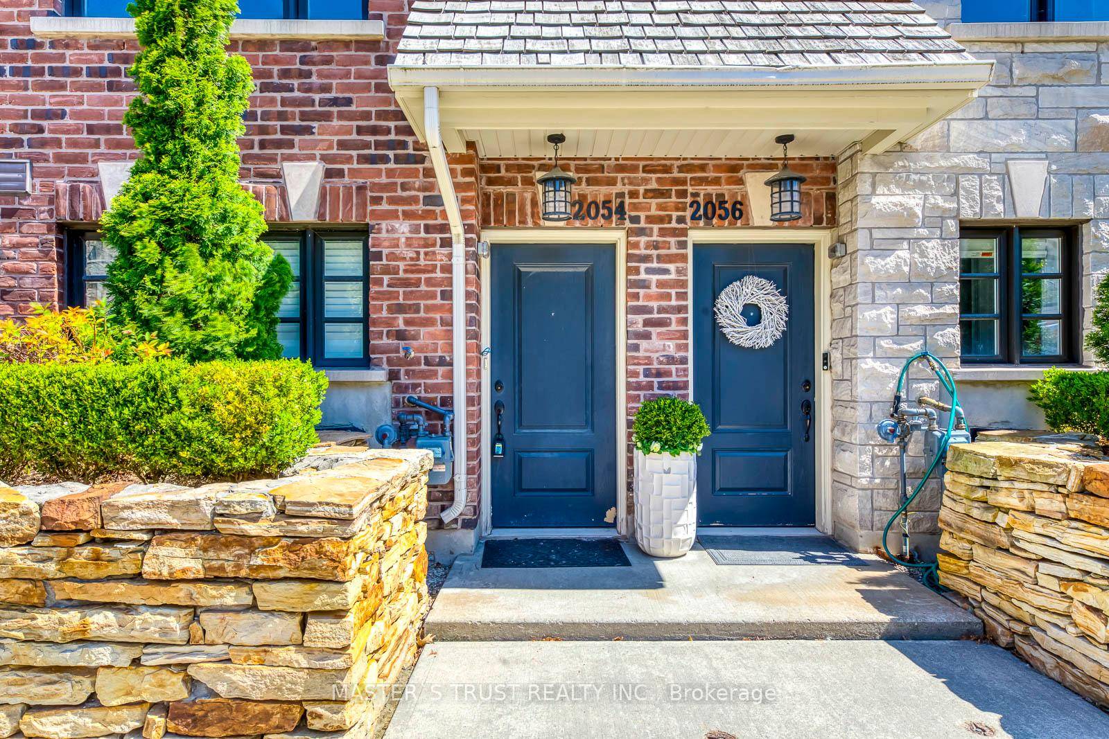 Stunning 3 Bedroom Townhouse, Bright And Spacious, Modern Open Concept Kitchen With A Large Centre Island And Quartz Counters.