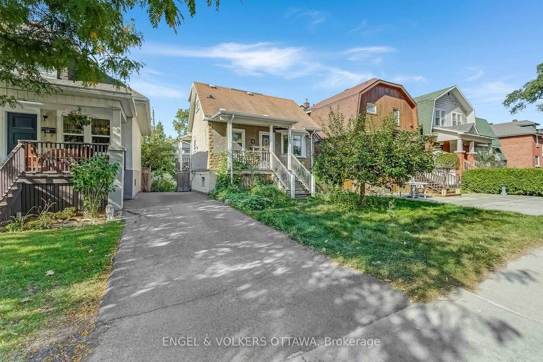 Fully Furnished ! 2 Bed 1 Bath home in Wellington West.