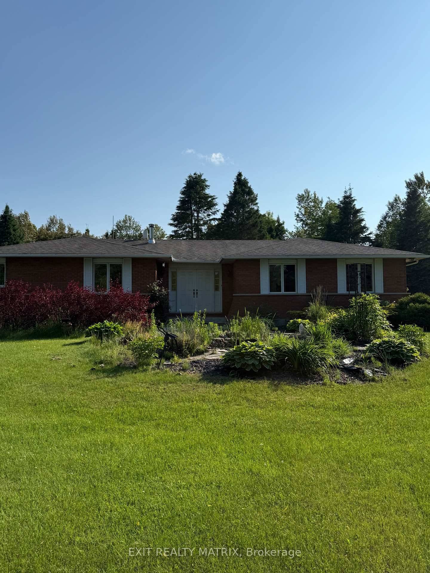 This spacious and beautifully maintained 3 bedroom, 2 bathroom bungalow is available for rent just 25 minutes from the city.