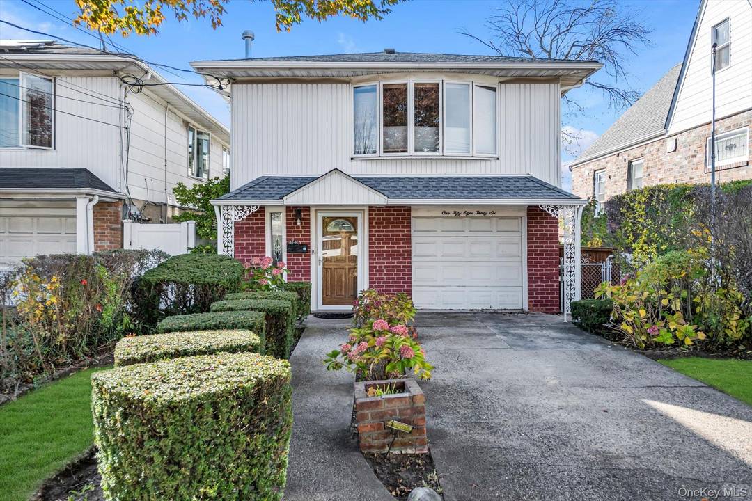 Move right into this Great condition, turn key Hi Ranch located in the highly desirable neighborhood of Old Howard Beach.