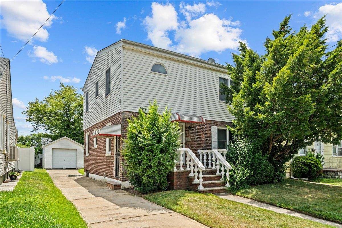 Welcome to 119 19 236th Street, Cambria Heights, Queens !