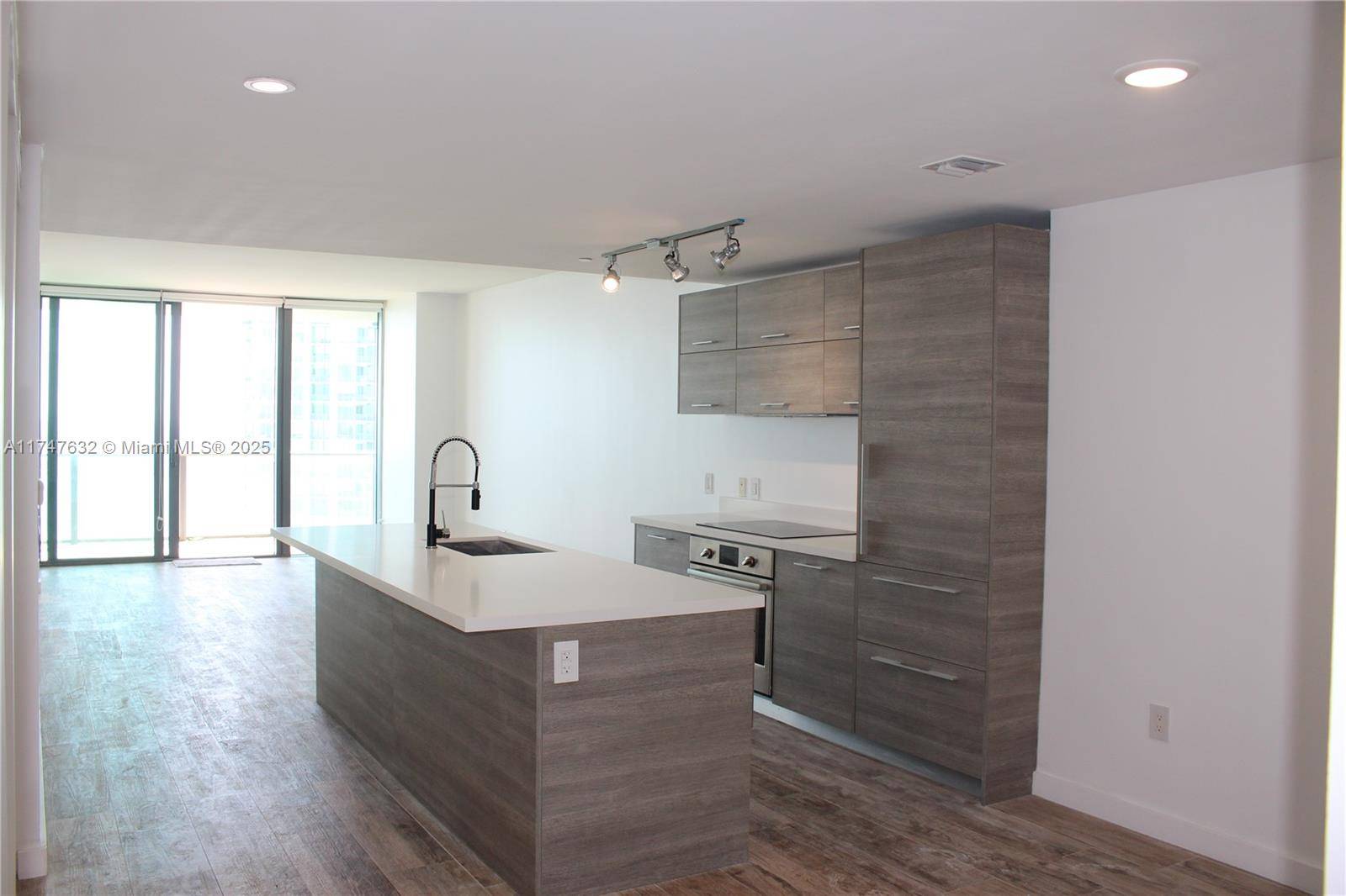 Step into luxury with this exquisite 2 bedroom den, 3 bathroom residence at Paraiso Bay, offering breathtaking views of Biscayne Bay and the Miami skyline.