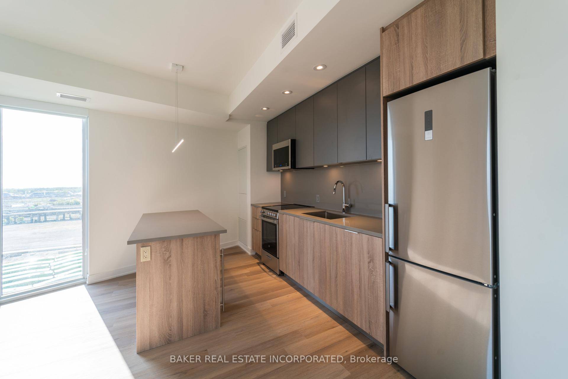 BRAND NEW, NEVER LIVED IN 2 BED, 2 BATH 881 sf SUITE RENT NOW AND RECEIVE 6 WEEKS FREE !
