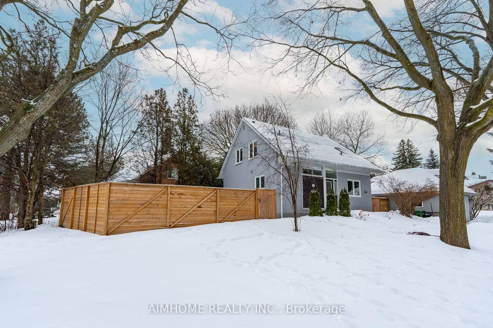 Welcome to this cozy family home nestled in the prestigious neighborhood of Banbury.