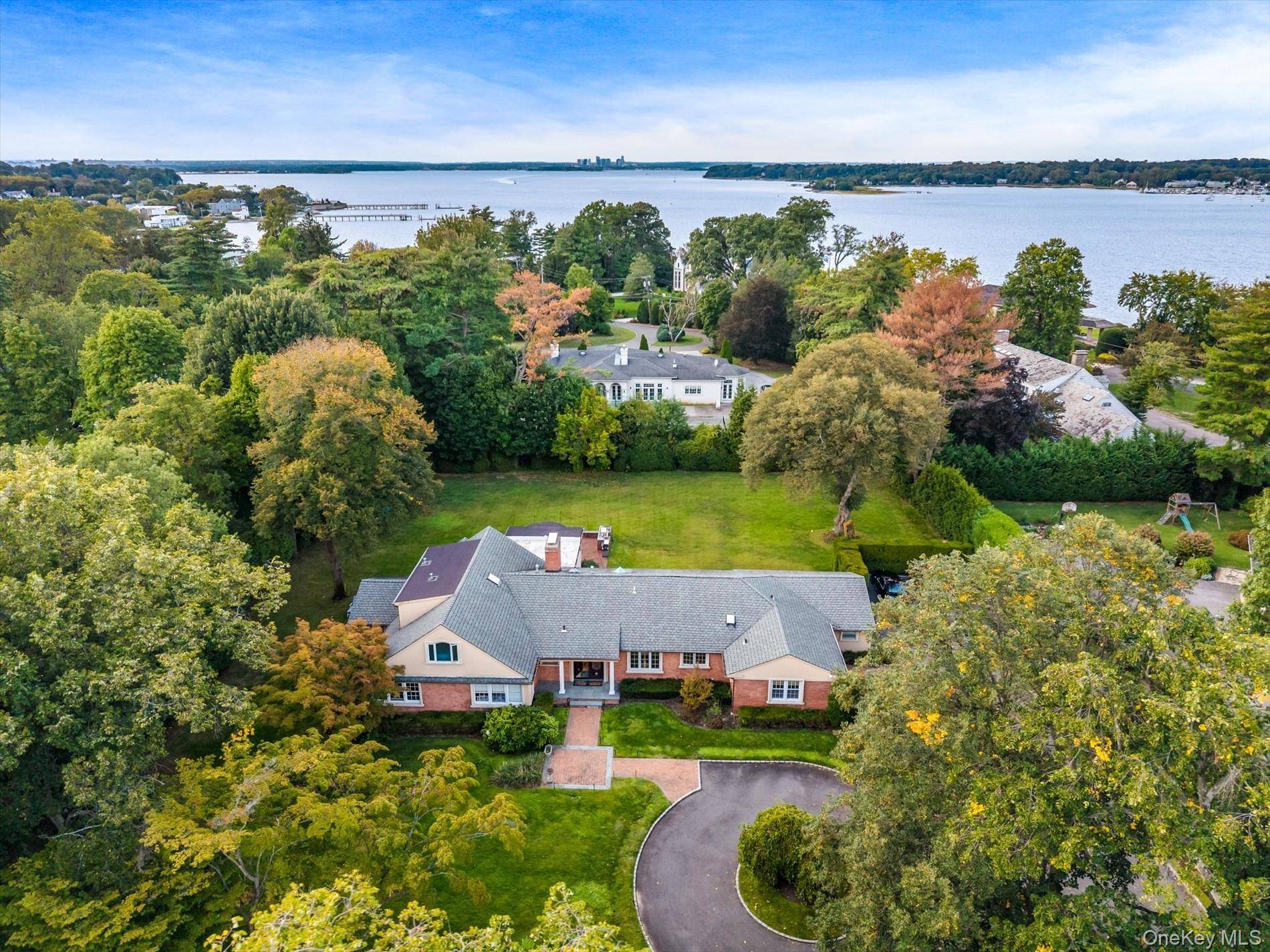 Kings Point Elegant All Renovated Residence This beautifully updated 5 bedroom, 3.
