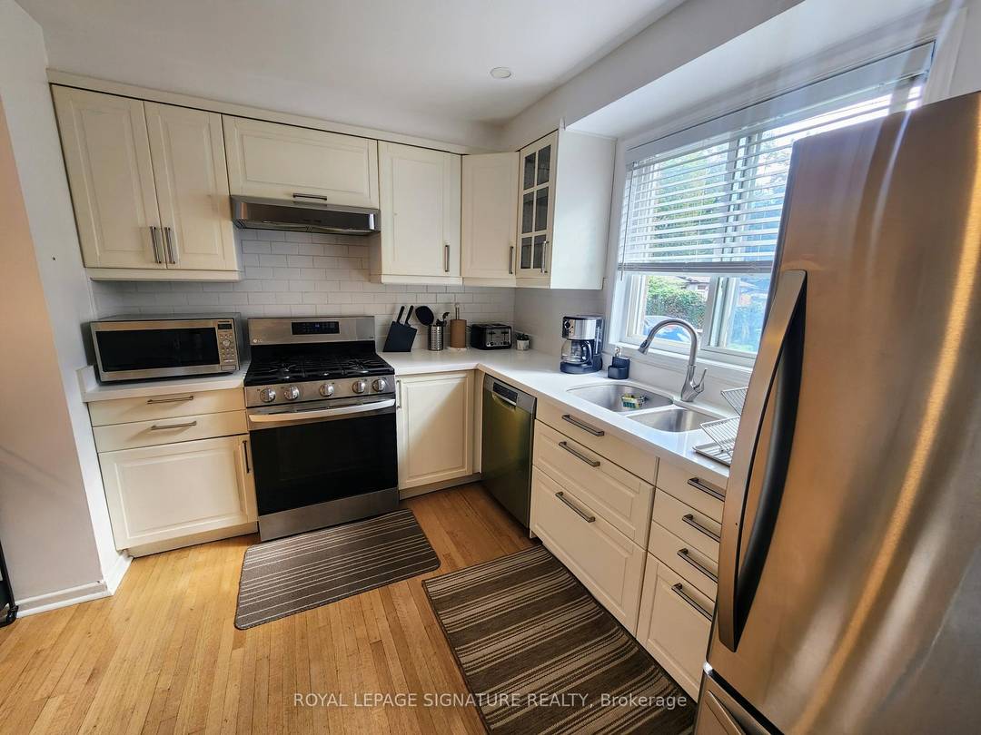 Well appointed apartment in the Parkdale Roncesvalles area where you can enjoy easy access to a wide variety of amenities.