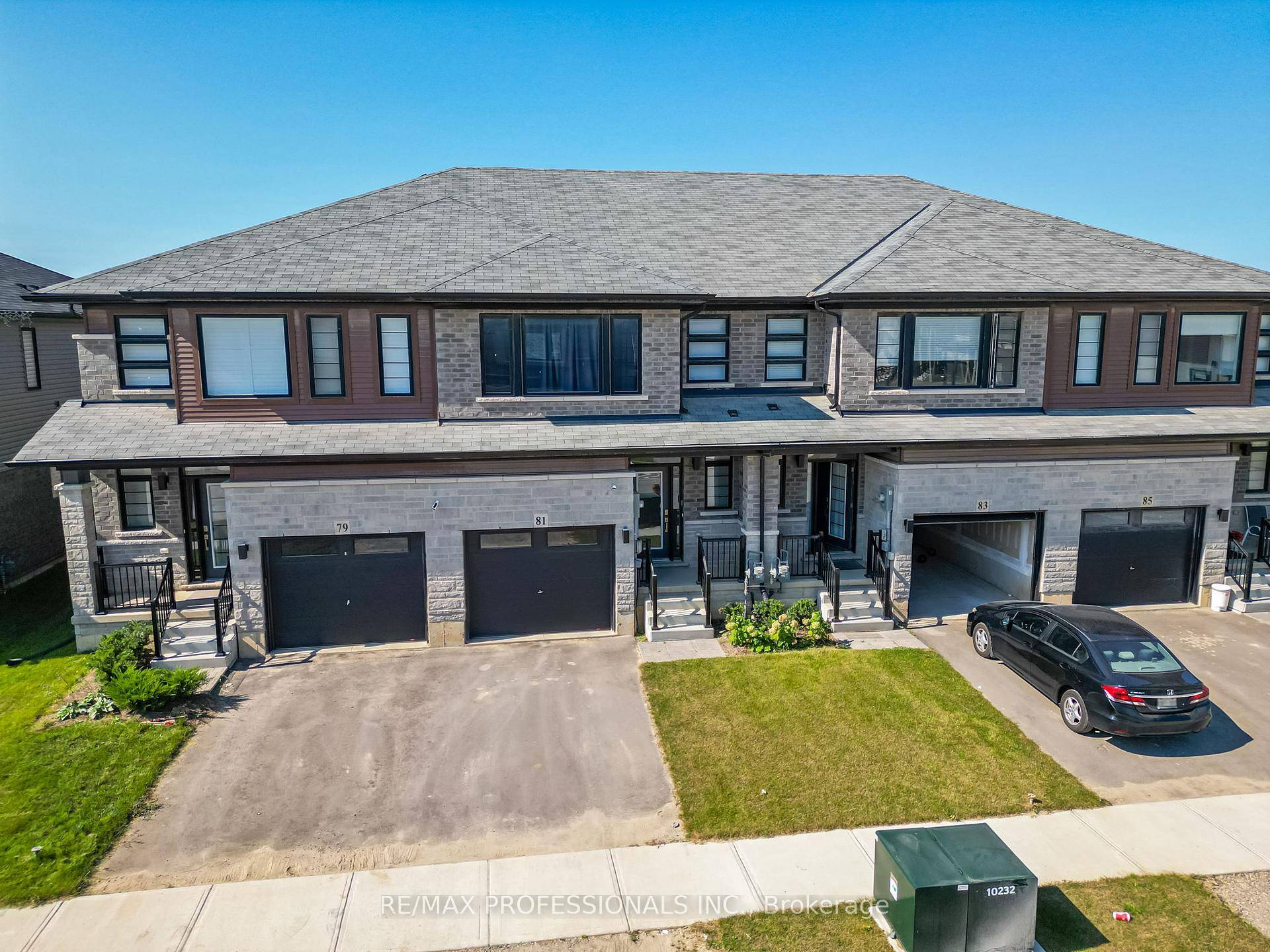 Beautiful 3 bedroom freehold townhome no maintenance fees with 2.