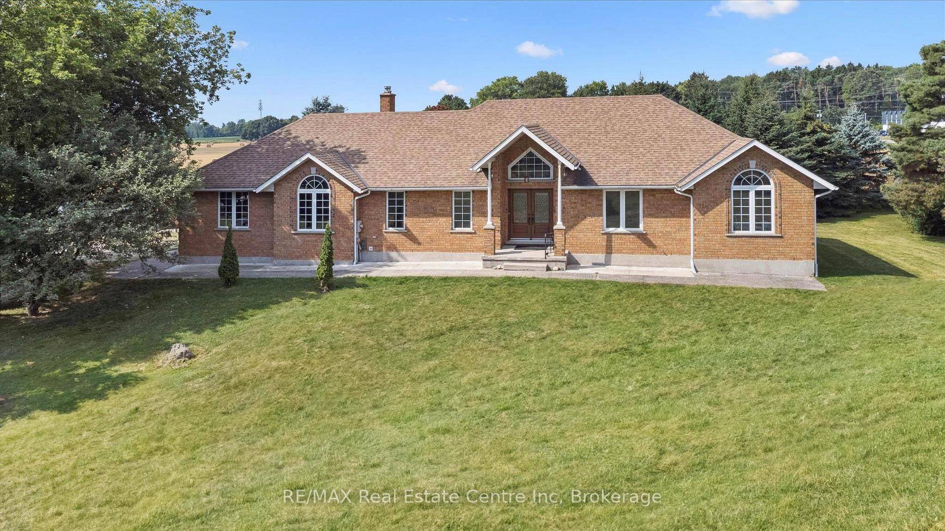 Discover perfect blend of country serenity amp ; city convenience at 5044 Whitelaw Rd !