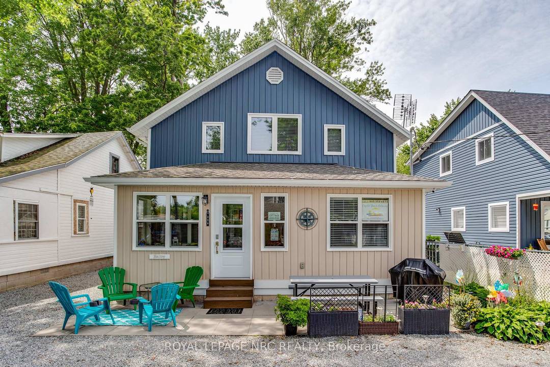 Available for a seasonal lease Sept 1 May 31, this modern fully furnished home is ideal for your next rental.