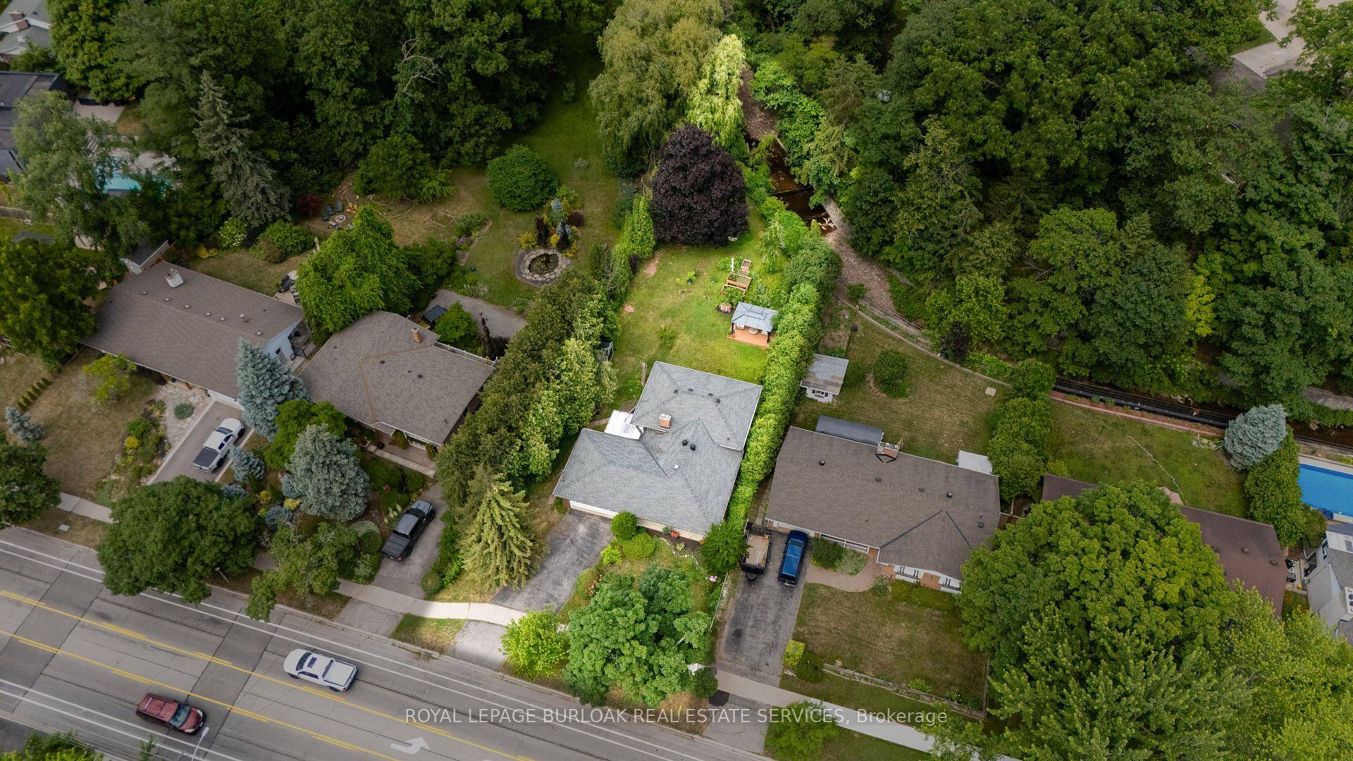 Welcome to this bright amp ; spacious, well maintained amp ; updated, 4 bedroom, 2 full bathroom detached home with a double driveway and double garage, on a premium ravine ...