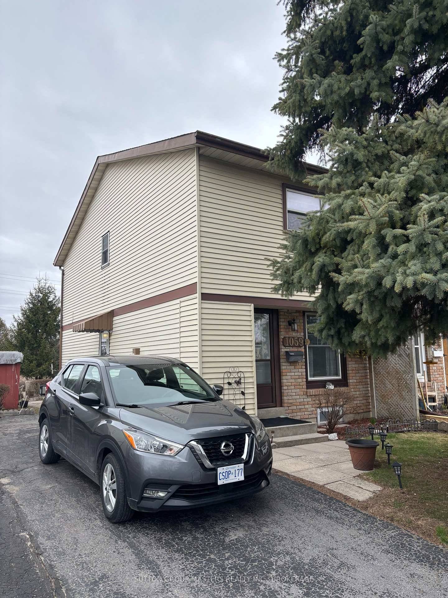 Don't miss this terrific 3 bedroom semi detached home in convenient Cataraqui Woods.
