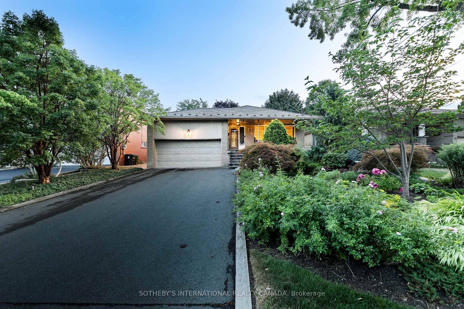 Welcome to 31 Arlstan Drive an exceptionally maintained and tastefully updated bungalow in desirable Bathurst Manor.