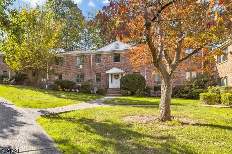 Charming 2 Bedroom Condo with Modern Updates and Beautiful Surroundings Welcome to this beautifully updated 2 bedroom, 1 bathroom condo, offering comfort, style, and convenience in a well maintained community.