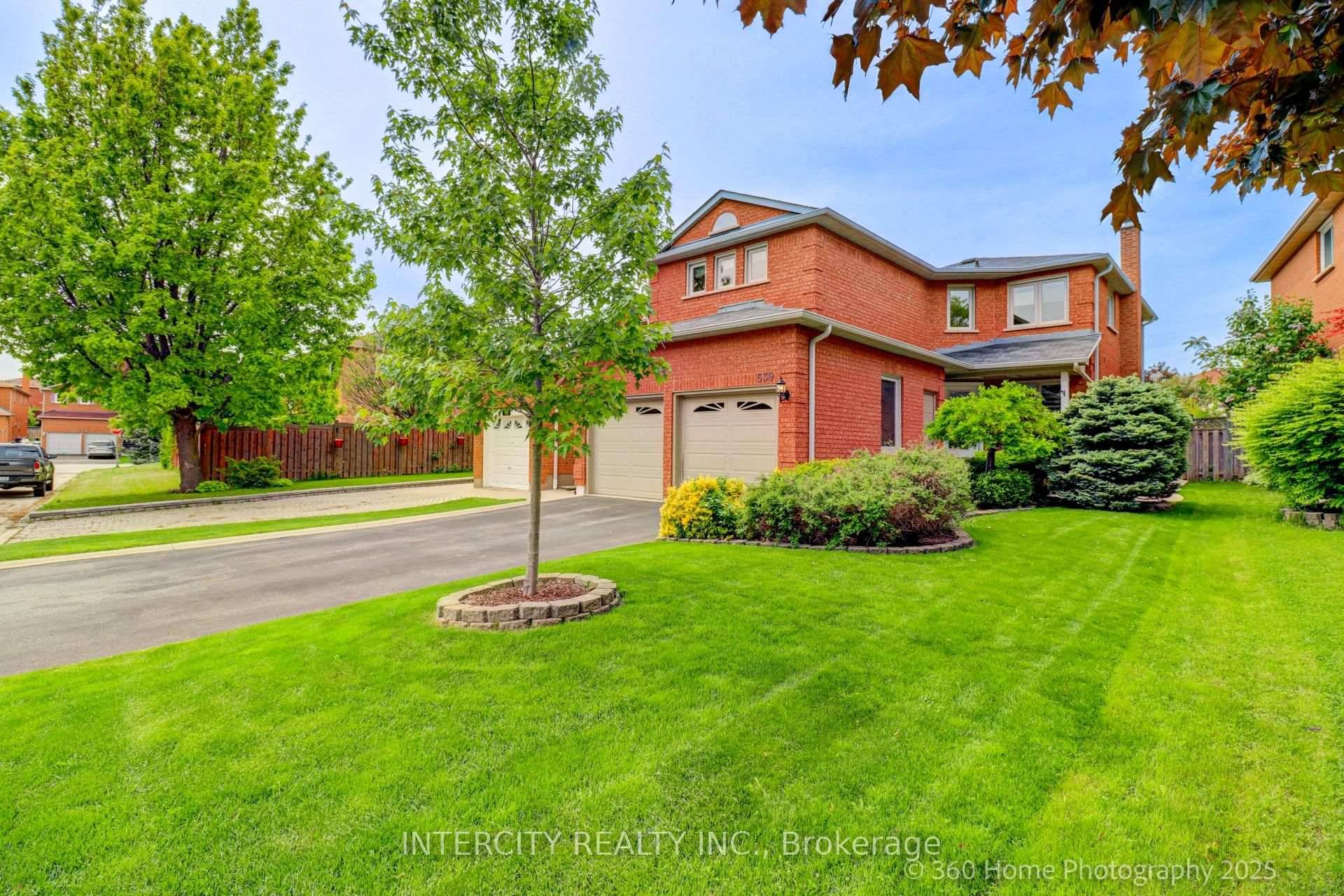 Discover your dream home at 539 Langport Court, nestled in the prestigious Hurontario community on a peaceful cul de sac in the heart of Mississauga.