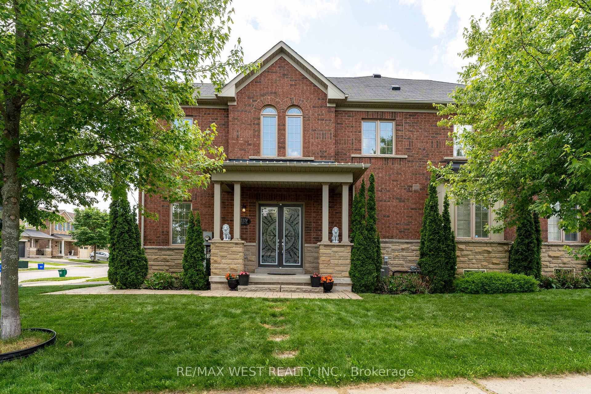 Located in a highly desirable Oakville neighbourhoods, this 3 1 bedroom, 3 bathroom freehold townhome offers the perfect blend of comfort, location, and function.
