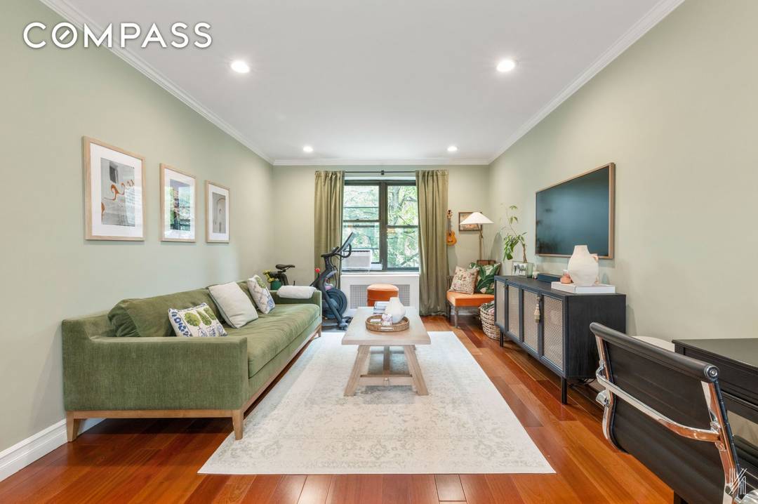 This beautifully renovated one bedroom unit impresses with its crown moldings, cherry hardwood floors, and arched doorways.