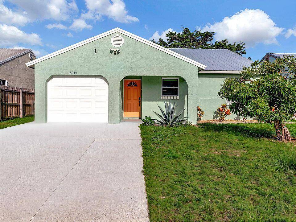 Well kept home in the Manatee Creek Subdivision.