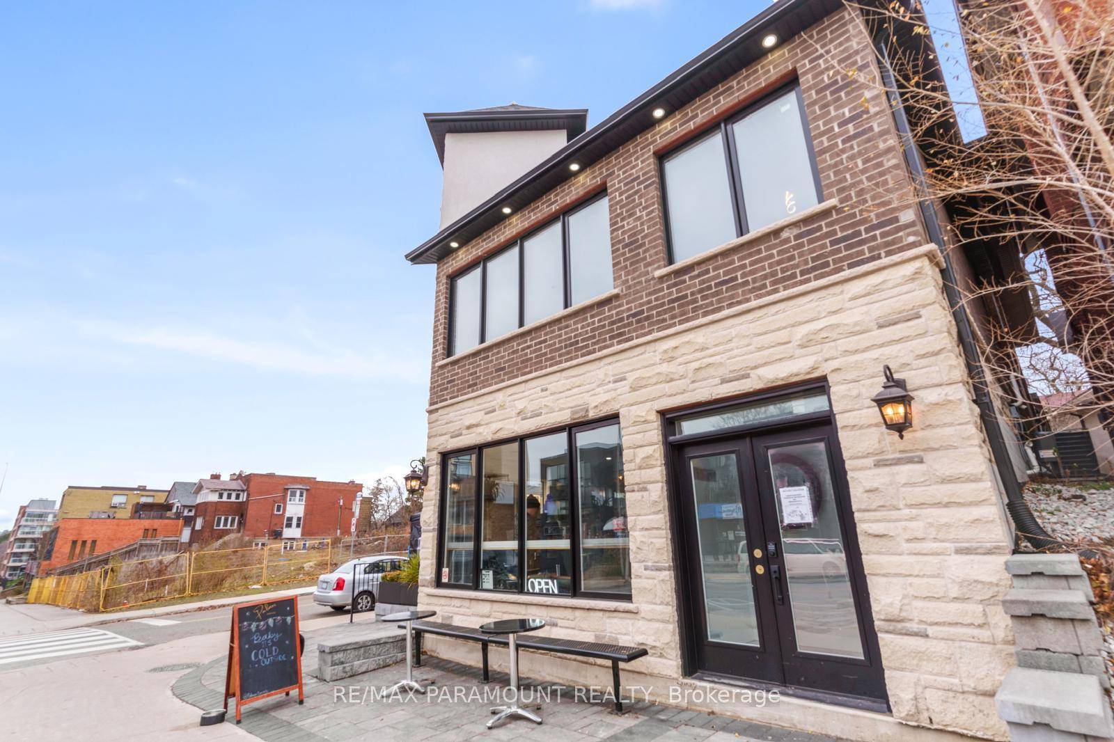 Newly built and thoughtfully designed, this modern bachelor unit offers a rare live work opportunity in the highly sought after High Park neighborhood.